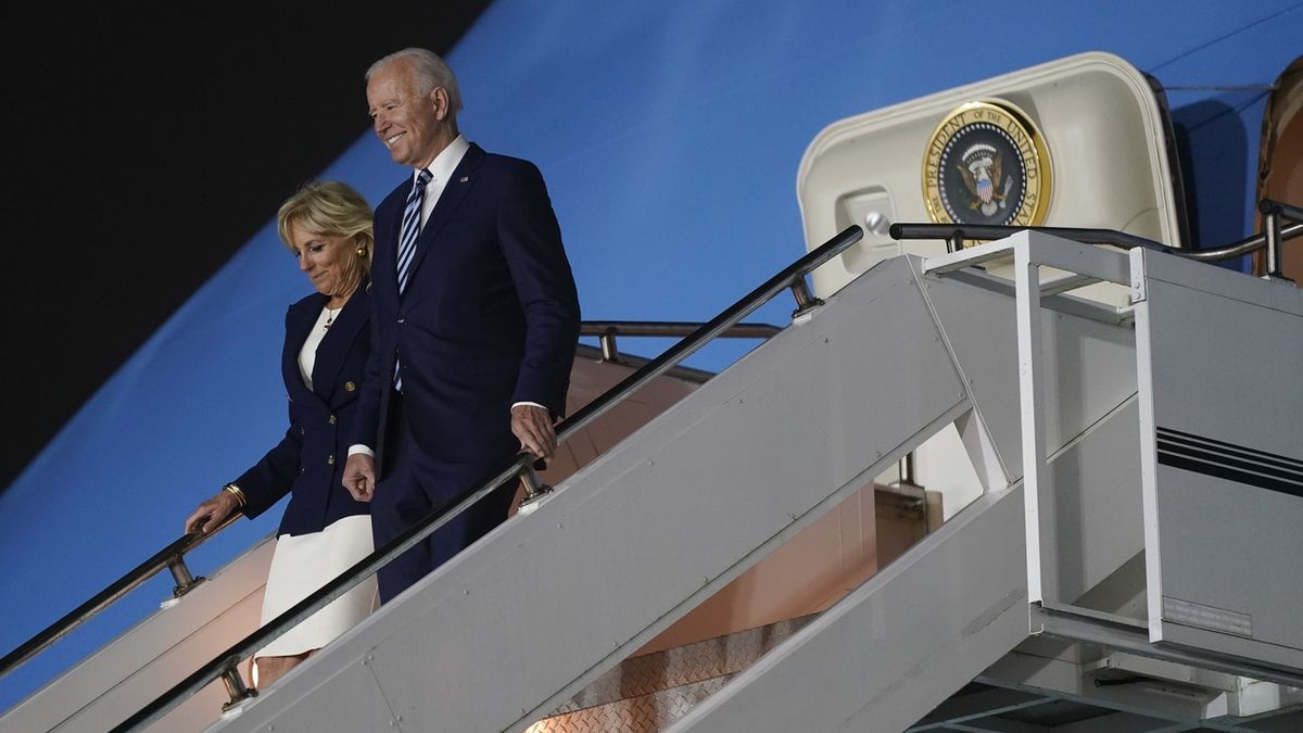 USA jsou zpět, řekl Biden po přistání v Evropě